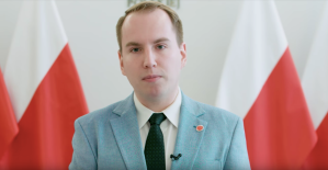 Adam Andruszkiewicz na tle polskich flag chwalący Białoruś