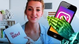 Die christliche YouTuberin Li Marie hält eine Bibel in die Kamera