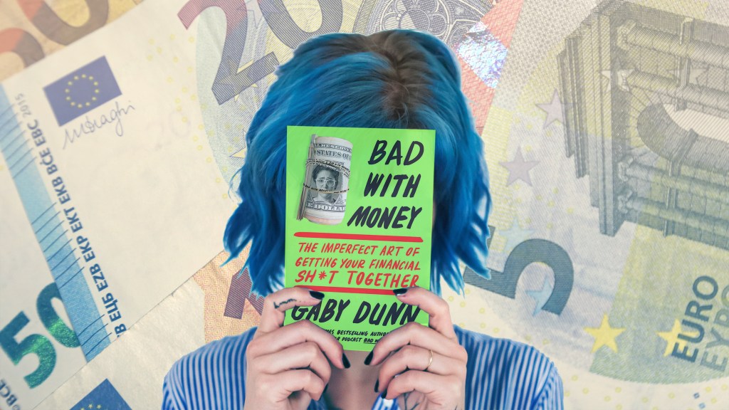 Frau hält das Buch 'Bad With Money' von Gaby Dunn, Geldscheine, blaues Haar