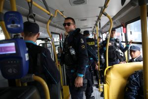 Força Nacional de Segurança Pública faz policiamento em ônibus em Fortaleza.