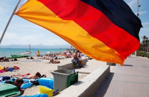 Eine Deutschlandflagge hängt an einem Strand-Abschnitt.