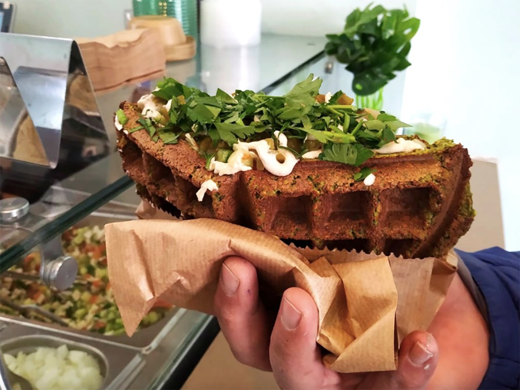 Belgische wafel van falafeldeeg aka Belgian waffle falafel