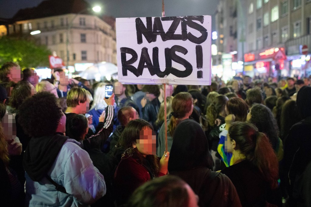 nazis raus_gepixelt