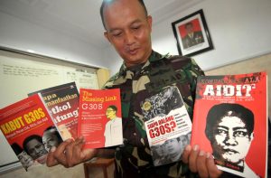 tentara bangga memamerkan buku sitaan diduga 'mengajarkan komunisme'.