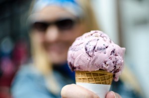 Eine Kugel Eis in der Waffel