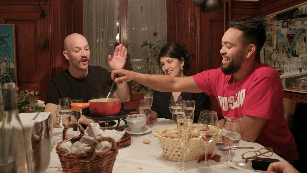 Markus Stöckle, Elif Oskan und Patrick Schindler essen Fondue im Restaurant Chez Crettol