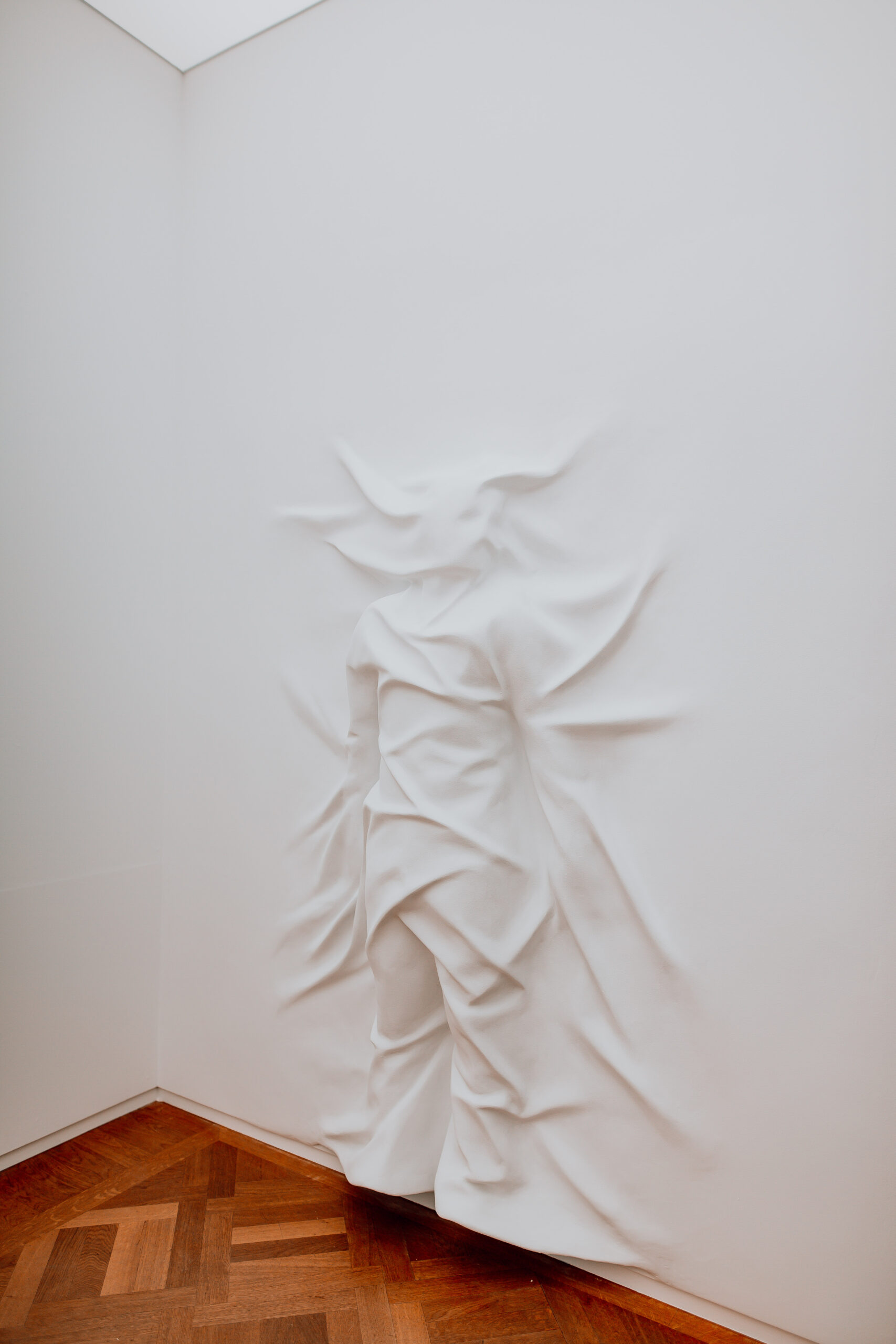 Moco Museum - Daniel Arsham - Hiding Figure