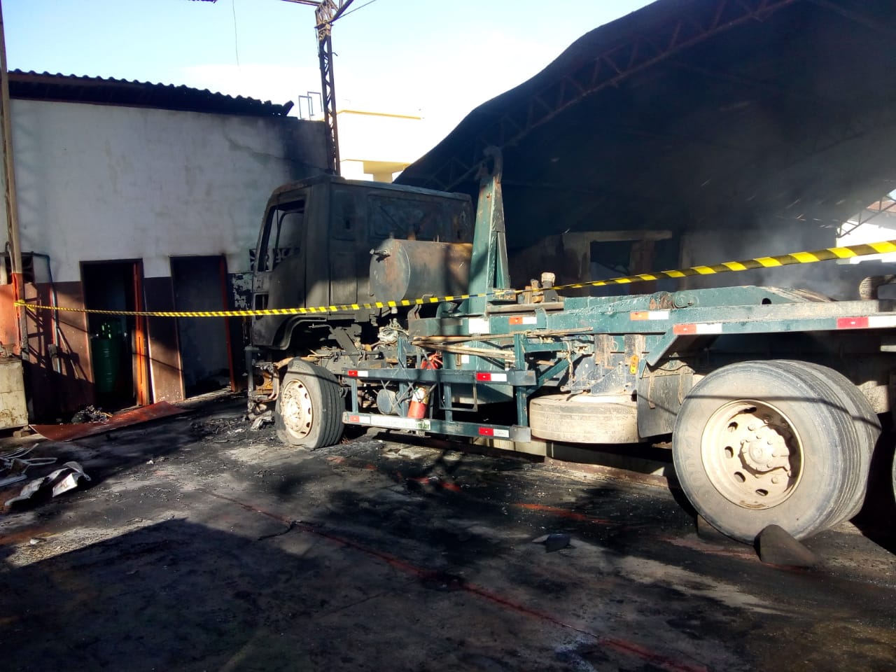 1548079073835-CAMINHAO-LIXO-INCENDIADO-1-DIVULGACAO-POLICIA