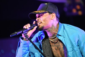 Rapper chris brown diduga memperkosa perempuan di Paris