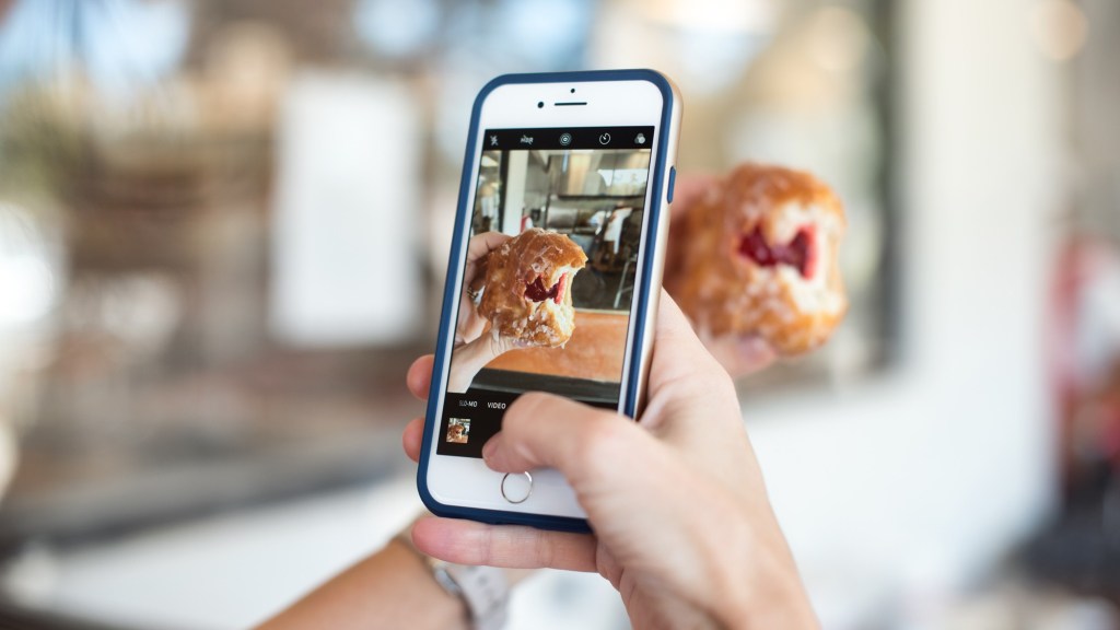 Foto maken van een gevulde donut