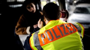 Polizist und Frau sitzen sich gegenüber​