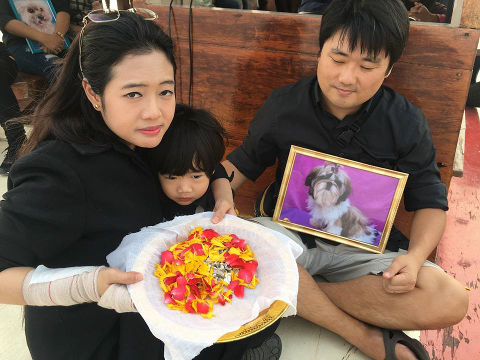 Dog-Funerals-Buddhist-Tradition-Bangkok-Thailand-7