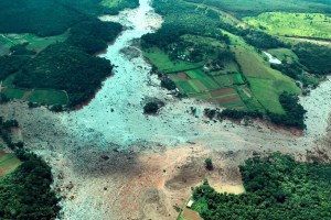 Imagem aérea de Brumadinho durante voo do presidente Jair Bolsonaro sobrea região atiginda