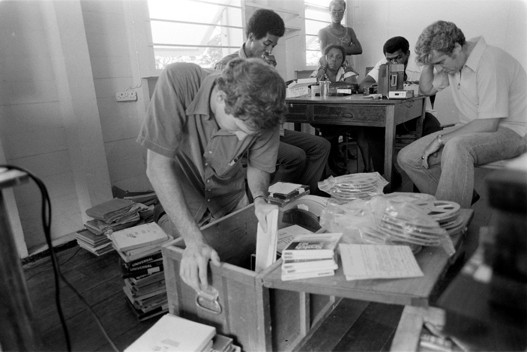 As sessões de cinema que 
antecederam o massacre de Jonestown