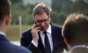 Predsednik Vučić na mobilnom telefonu napolju