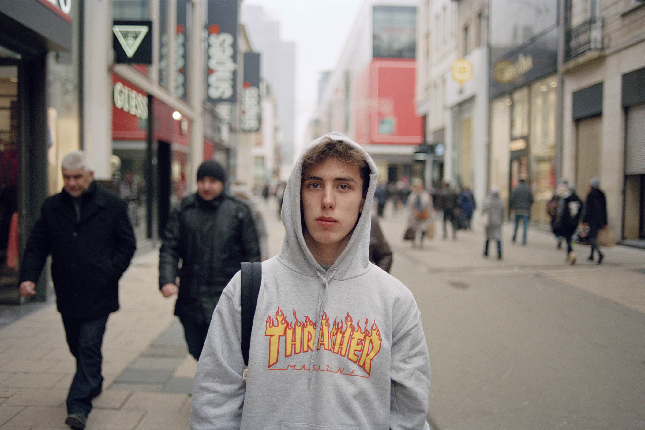 jongen-in-grijze-thrasher-hoodie-skater