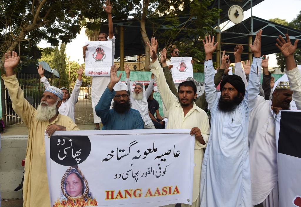 Demonstran di Pakistan menuntut hukuman mati bagi Asian Bibi yang dituduh menista agama Islam.