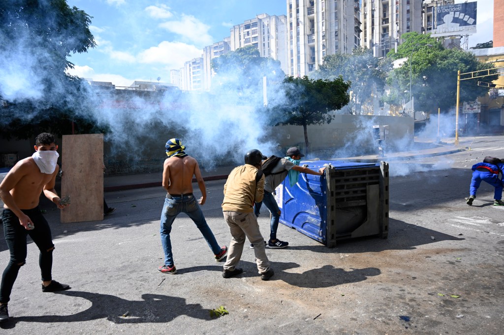 Demonstranten errichten in Venezuelas Hauptstadt Caracas eine Blockade