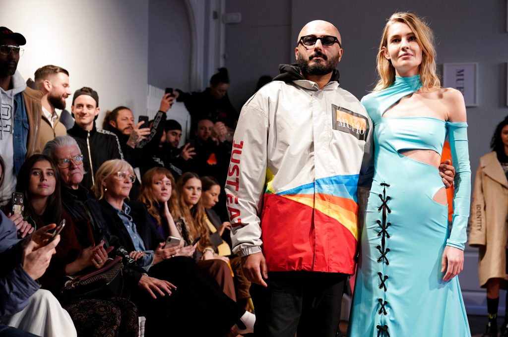 Reza Etamadi fra MUF10 iført Just Eat-jakke står sammen med en model til Copenhagen Fashion Week