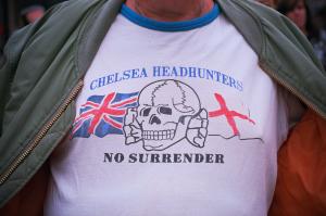 Seorang pria mengenakan kaos berlogo Chelsea Headhunters