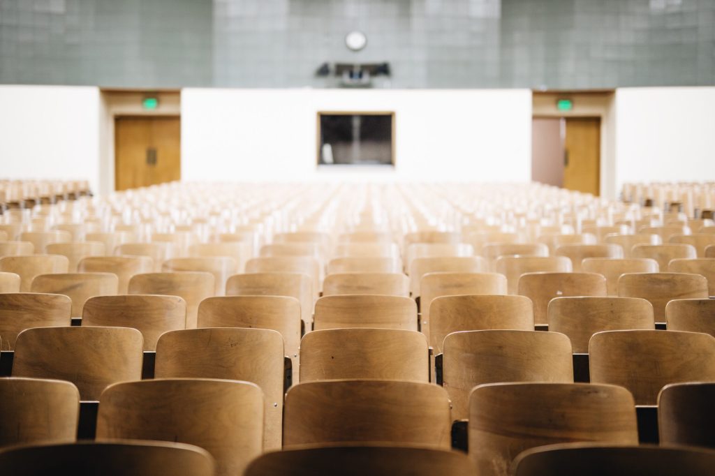 Cadeiras de um auditório