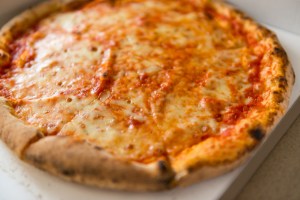 Pizza de queso en una caja.