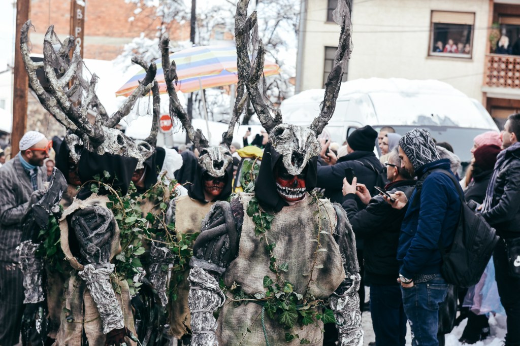 Duendes maléficos, porcos, presidentes: por dentro do Carnaval da Macedónia