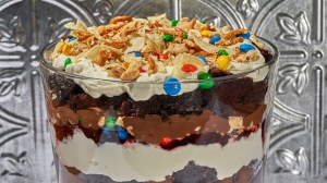 Trifle con mousse al cioccolato, panna montata, M&M’s e patatine fritte