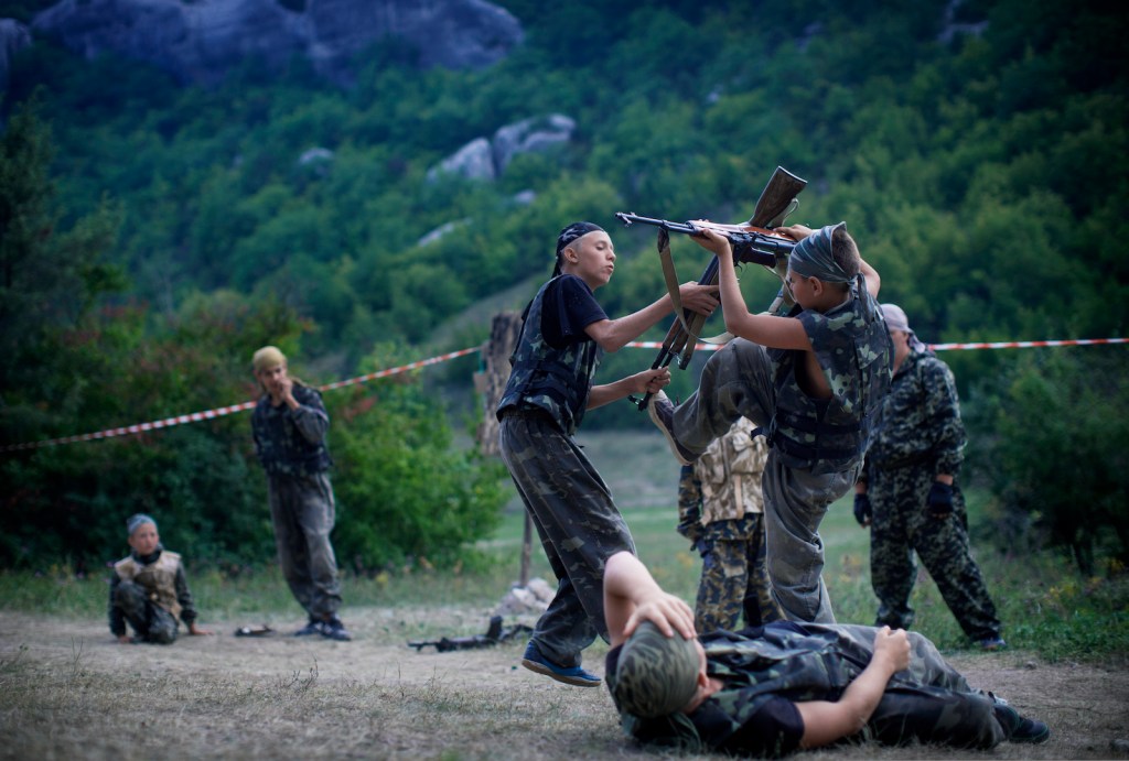 Fotografije ukrajinskog kampa gde se deca obučavaju da ubijaju