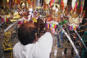 pembawa kavadi menindik lidahnya agar mampu diam dan fokus selama upacara Thaipusam