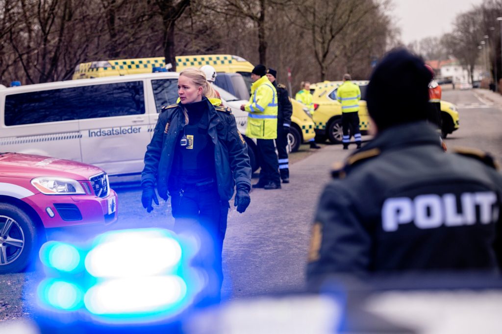 Politi og udrykning i forbindelse med en bombetrussel på Egtved Skole.