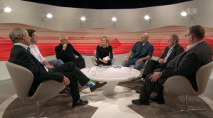 Sechs Männer sitzen zusammen im SRF Studio