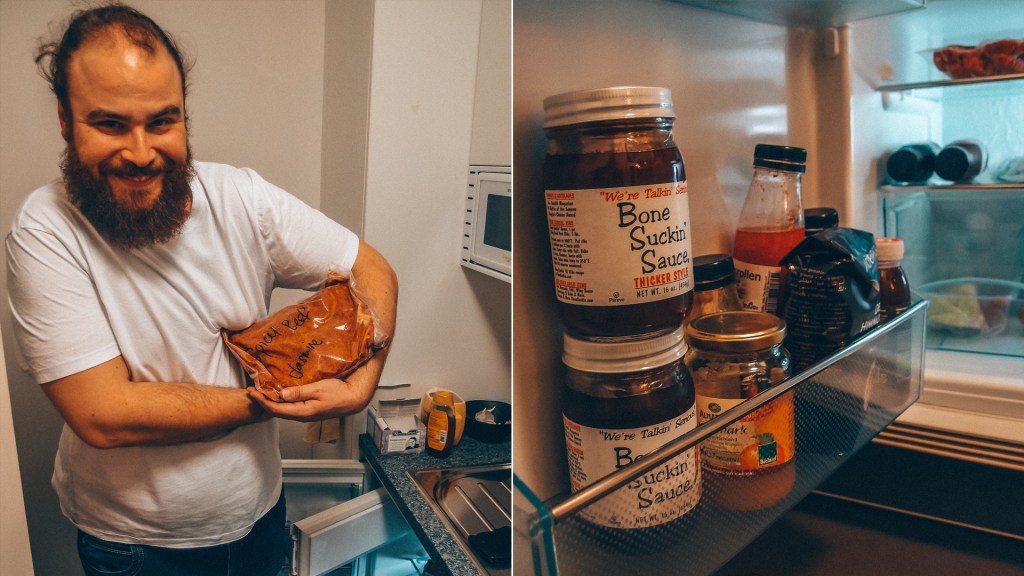 Kenny Thomson in seiner Küche, in der Hand hält er eine Packung Spicy Beef. Daneben sein Kühlschrank, in dem vor allem Saucen stehen.