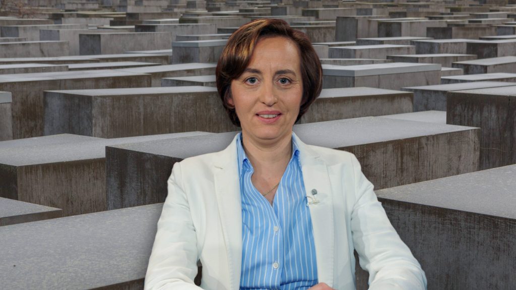 AfD-Politikerin Beatrix von Storch vor dem Holocaust-Mahnmal in Berlin