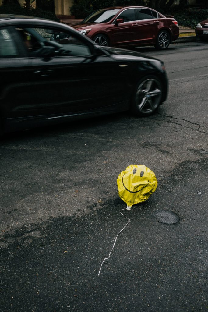 balão smiley destruído