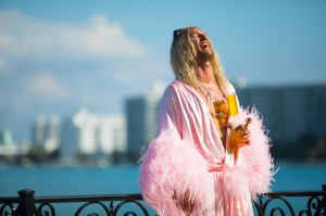 Matthew McConaughey als Moondog mit Bong in Harmony Korines 'Beach Bum'