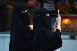 Perempuan di Saudi mengalami pengawasan patriarki.