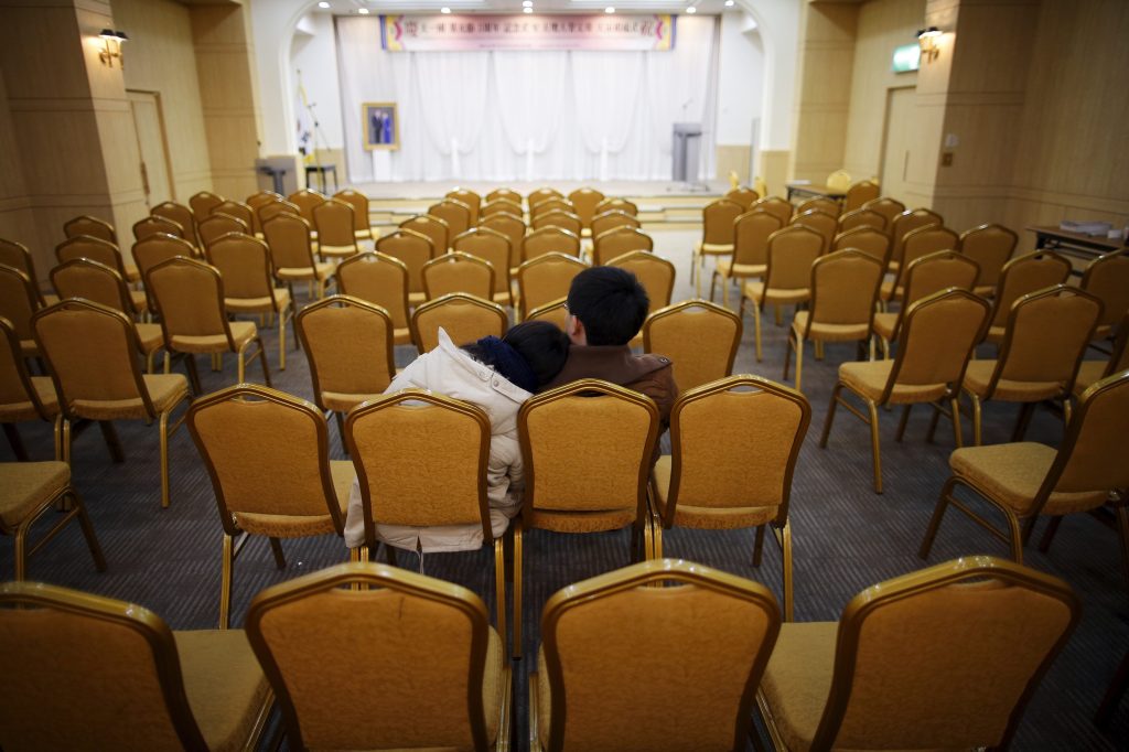 pareja sentada en iglesia