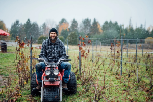 Frédéric Simon at Pinard & Filles vineyard in Magog, Quebec. Foto de Alison Slattery.