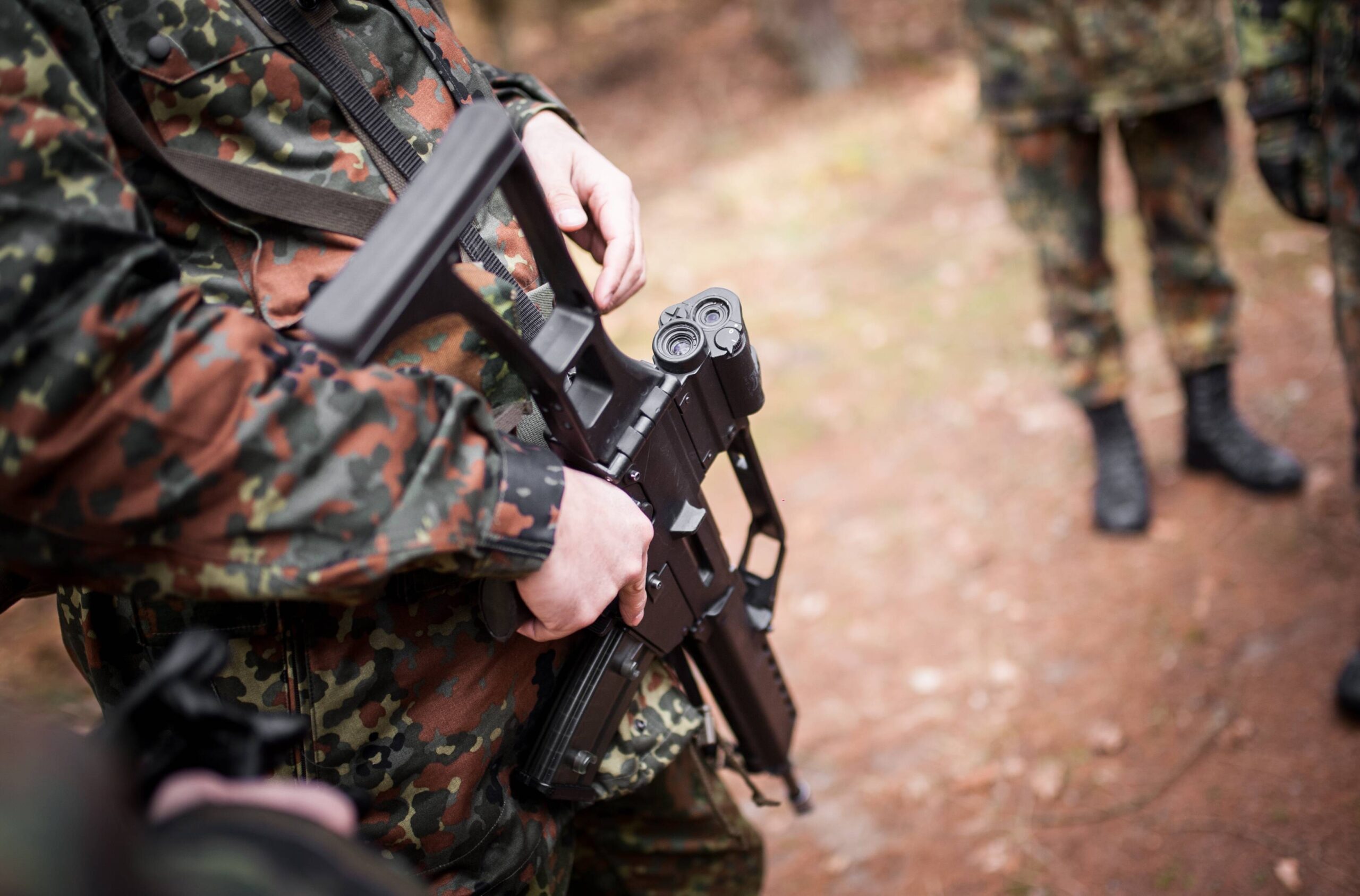 Ein Bundeswehrsoldat hält ein G36-Sturmgewehr