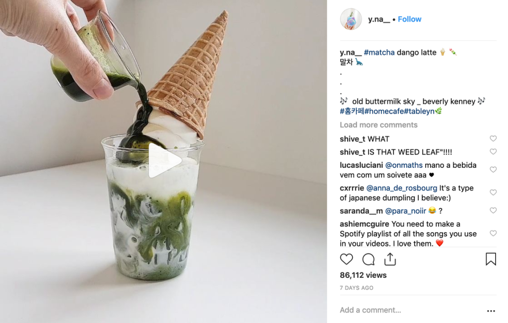 Instagram user @y.na__ membuat seri video ASMR kuliner bertajuk #HomeCafe video of a matcha latte with inverted ice cream cone