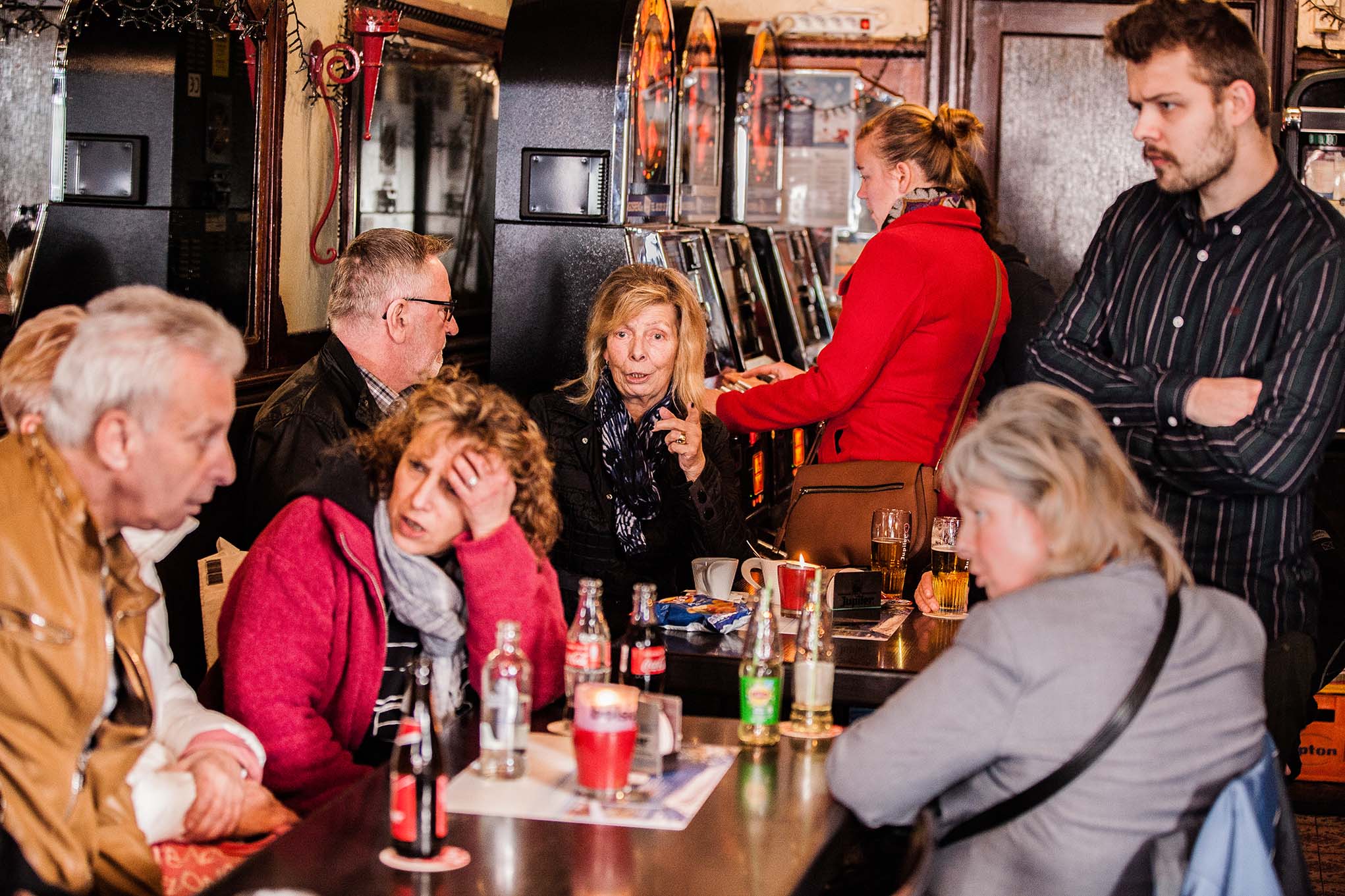 cafe-in-de-stad-aalst-antwerpen-mensen