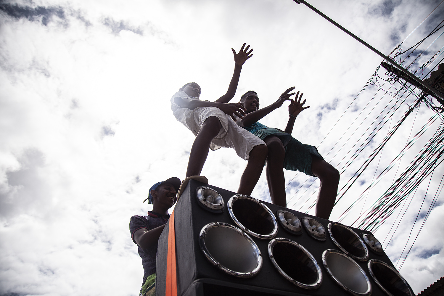 Jovens dançam durante reinauguração da Braba de Milionário, loja oficial da marca de Shevchenko e Elloco, 24 por 48. Foto: Igor Marques/VICE