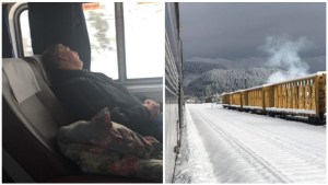 Un hombre durmiendo en un tren.