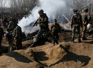 Tentara Pakistan mengerubungi lokasi jatuhnya pesawat tempur India yang ditembak jatuh