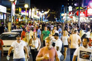 Saufen auf der Schinkenstraße am Ballermann auf Mallorca