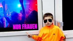 Ein junger Mann vor einem Club