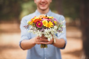 hombre con un ramo de flores