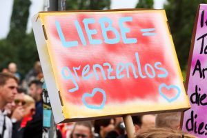 Ein Schild zu grenzenloser Liebe auf einer Demonstration