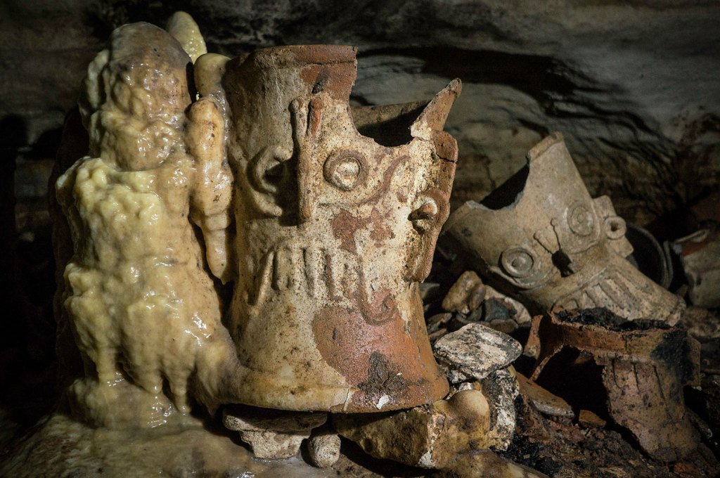 Artefactos en la cueva de Balamku. Imagen: Karl Ortega, proyecto Gran Acuífero Maya.